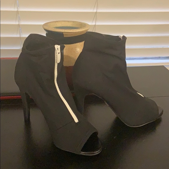 Juicy Couture heels - Picture 3 of 4